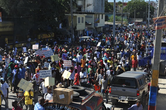 Miles de haitianos han salido a las calles de Puerto Príncipe en los últimos días para exigir la renuncia del Presidente. Foto: EFE.