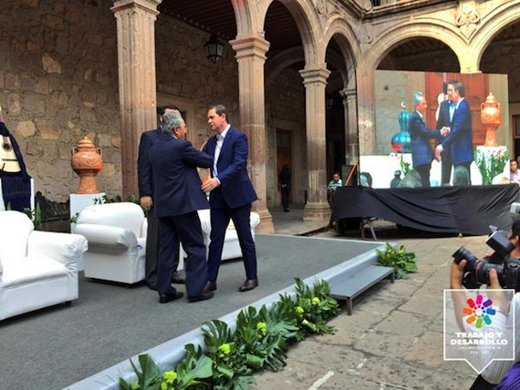 Alfredo Castillo dejó de ser el Comisionado de Michoacán. Foto vía Twitter: @SJara_gobmich