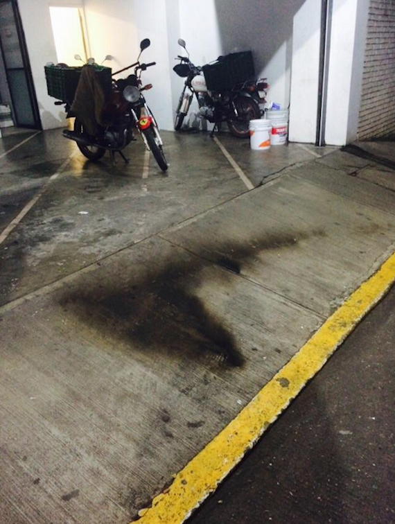 Una bomba molotov fue arrojada en el portón de las instalaciones. Foto: Especial.