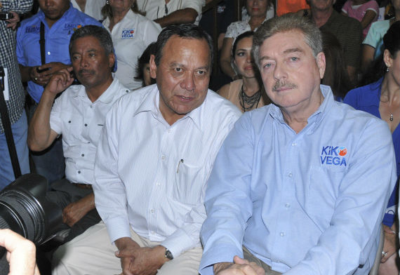 El ex presidente del PRD, Jesús Zambrano Grijalva, con el panista Francisgo "Kiko" Vega durante la entrega de su constancia de mayoría. Foto: Cuartoscuro