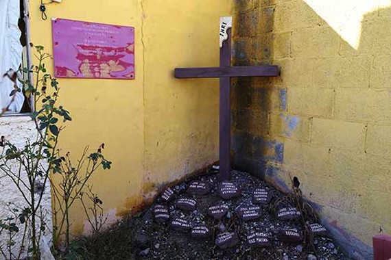 Cruz de madera y piedras con los nombres de las víctimas en el exterior de la casa 1310. Foto: Ernesto Rodríguez, El Diario
