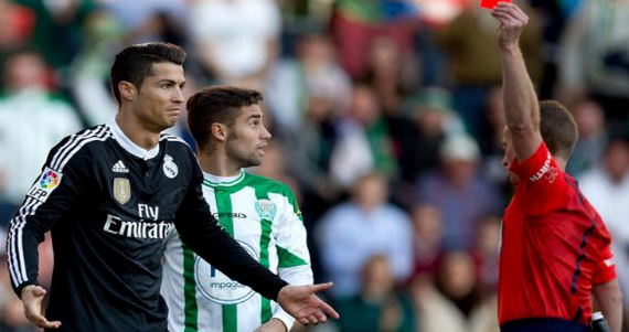 Cristiano Ronaldo sumó en Granada su quinta expulsión desde que viste la camiseta del Real Madrid, con el que cumple su sexta temporada. Foto: Especial