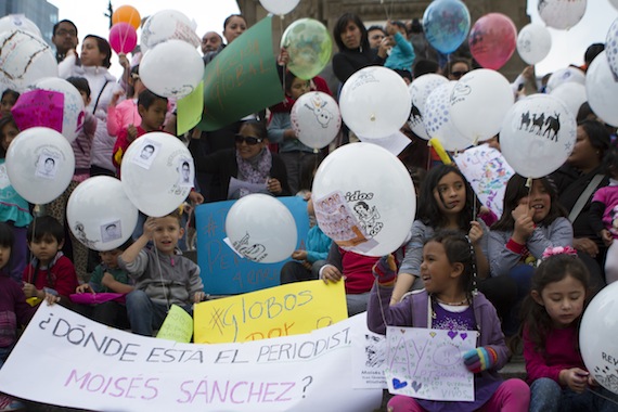 Durante la jornada de Globos por Ayotzinapa, pidieron que el periodista desaparecido aparezca. Foto: Cuartoscuro
