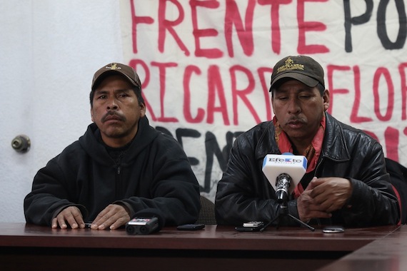 Florentino (derecha) estuvo acompañado por el padre de su sobrino Agustín, el joven que se inmoló para exigir su libertad el 5 de diciembre pasado. Foto: Francisco Cañedo, SinEmbargo.