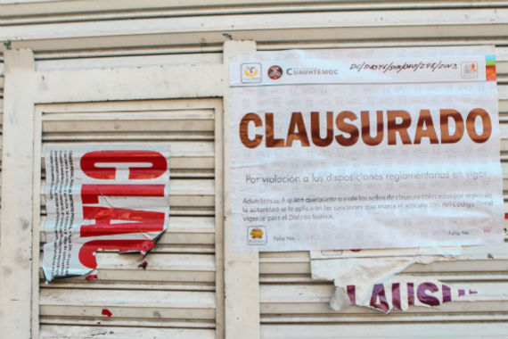 Los sellos de clausura fueron colocados de tal manera que se puede abrir la puerta sin romperlos. Gutiérrez Monterde dice que personas ingresan al inmueble. Foto: Francisco Cañedo, SinEmbargo