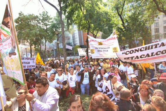 Grupos de simpatizantes de varios precandidatos del PRD acudieron al evento con lonas, banderines, playeras, sombreros, con el nombre de su favorito. Foto: Francisco Cañedo, SinEmbargo