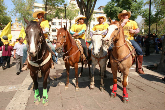 Los simpatizantes de Héctor Guijosa, quien aspira a ser delegado de Magdalena Contreras por segunda ocasión, hasta llevaron caballos. Foto: Francisco Cañedo, SinEmbargo