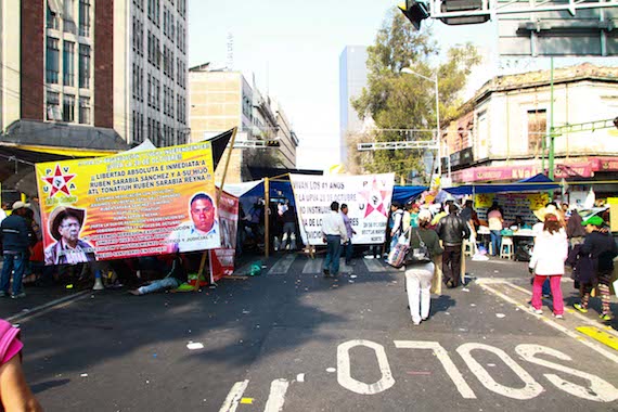 Al menos 140 camiones arribaron a la Ciudad de México desde el miércoles pasado para protestar contra Moreno Valle. Foto: Antonio Cruz, SinEmbargo