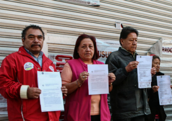 Vecinos muestran copias de la denuncia presentada contra funcionarios de la delegación Cuauhtémoc, por omisiones ante las irregularidades en la obra. Foto: Francisco Cañedo, SinEmbargo