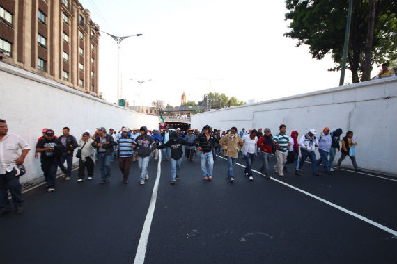 Luego de un mitin, la vanguardia sigue para dirigirse a la calle 20 de Noviembre. Foto: Francisco Cañedo, SinEmbargo.