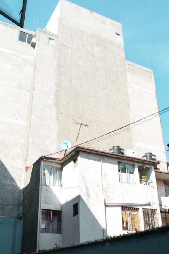 Vista de la nueva obra desde los predios de Leona Vicario, la calle contigua trasera. Foto: Francisco Cañedo, SinEmbargo