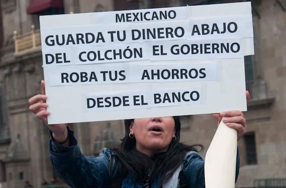 Protesta en Palacio Nacional. Foto: Cuartoscuro.
