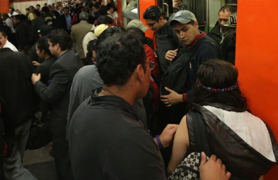 Viajar en Metro en hora pico pone a cualquier ser humano en alerta. Foto: Francisco Cañedo, Sinembargo