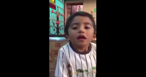 "Si te portas mal, te voy a llevar al PRI", le dice Caro al menor quien contesta "No abuelo". "Sí, te voy a llevar al PRI", reitera el abuelo mientras que el menor responde "¡No, no, no!". Foto: Especial.