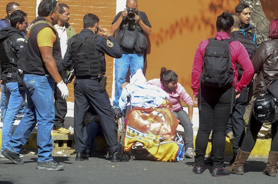 El cadáver permaneció al menos dos horas en la calle de Estrella. Foto: Cuartoscuro