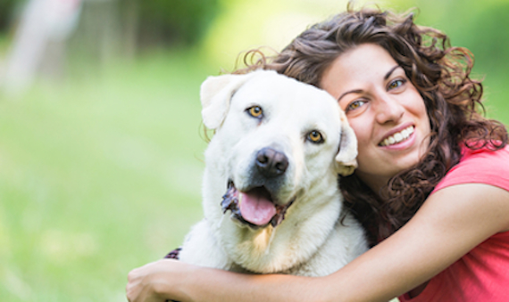 Es muy fácil saber si un perro se siente abrumado con abrazos prolongados por sus expresiones. Foto: Shutterstock.