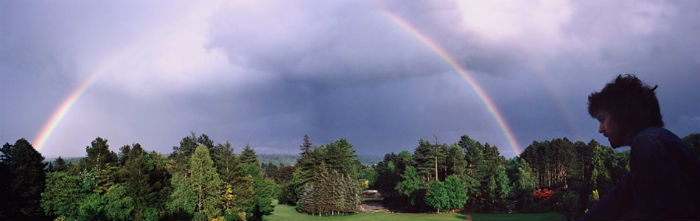 El arco iris y George Harrison, vía Pattie Boyd. Foto: Galería Art Change