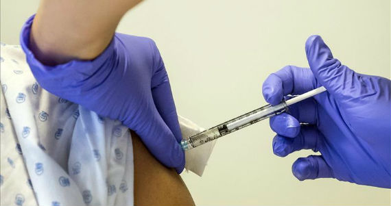 El brote de sarampión se debe en buena parte a la reducción en las tasas de vacunación. Foto: EFE