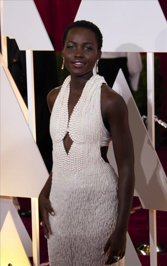 El vestido se confeccionó con seis mil perlas. Foto: EFE