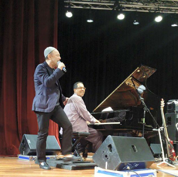 Cantando acompañado por Danilo Pérez, su compatriota y amigo, uno de los más importantes pianistas de jazz del mundo. Foto: Facebook
