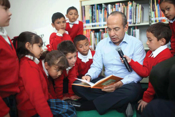 17 de febrero del 2012. Calderón visita el fraccionamiento, inaugura una biblioteca, recorre la unidad deportiva y sostiene una reunión privada con los deudos. Y luego, el olvido. Foto: El Diario, especial para SinEmbargo