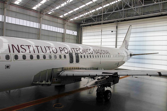 El Instituto Politécnico Nacional (IPN) recibió en donación un planeador Airbus 320 por parte de la aerolínea Interjet. Foto: Notimex
