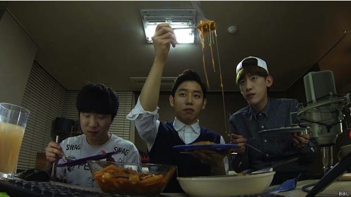 El cambio de hábitos alimenticios y la soledad han volcado a los cibernautas sobre el mukbang. Foto: BBC