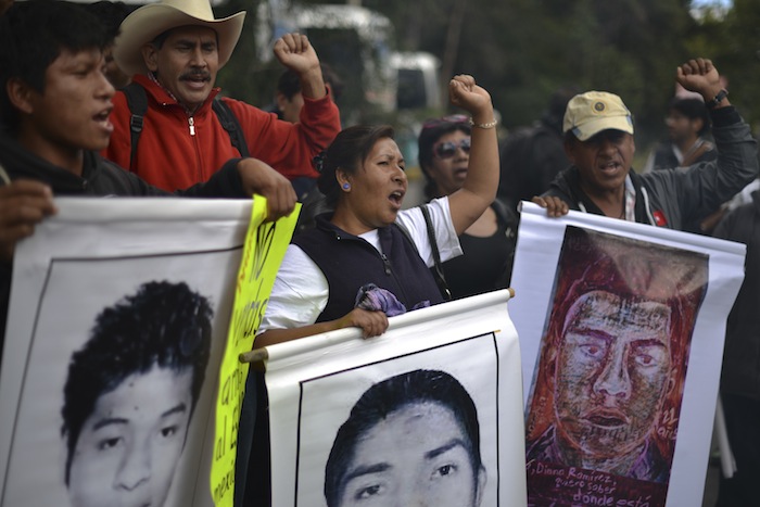 Familiares de los 43 normalistas se manifestaron el pasado 25 de diciembre en la Embajada de Alemania en México. Foto: Cuartoscuro.