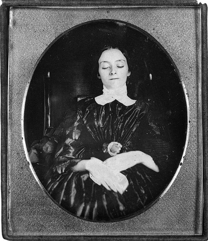 Las fotografías mortuorias parecen mórbidas, pero eran bastante usuales a finales del siglo XIX. Foto: Flickr, netzanette