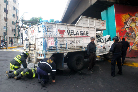 Las normas y leyes impiden que el transporte de sustancias peligrosas ocupe vías principales. Foto: Cuartoscuro. 