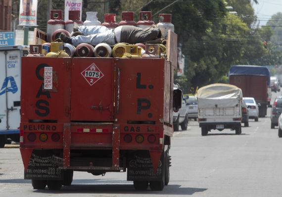 Imperan las violaciones a los reglamentos y normas para transporte de materiales peligrosos. Foto: Cuartoscuro. 
