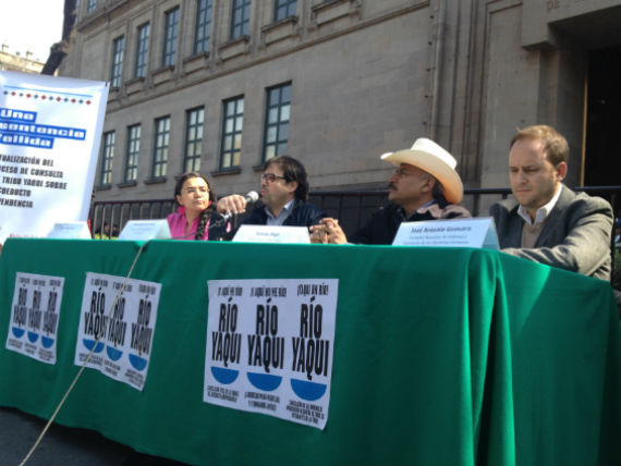 Integrantes de la Misión Civil de Observación de la Consulta a la Tribu Yaqui presentaron su informe actualizado sobre el proceso de consulta, afuera de la Suprema Corte de Justicia de la Nación, instancia que ordenó la consulta Foto: Mayela Sánchez, SinEmbargo