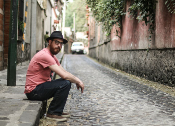 DJ Sultán, integrante de La Internacional Sonora Balkanera, una de las bandas más conocidas del balkan-mex. Foto: Francisco Cañedo, SinEmbargo