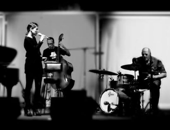 Hernán Hecht acompañando a la cantante mexicana Ely Guerra. Foto: Fonoteca Nacional