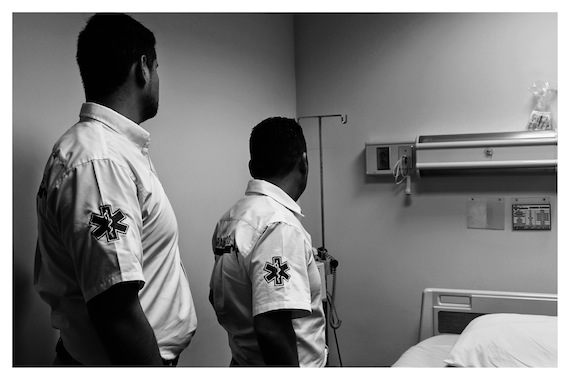 Los pasillos y la sala de espera de aquel hospital estaban plagados de gente con las manos recargadas en sus fusiles. Foto: Emmanuel Gallardo Cabiedes/RNW.