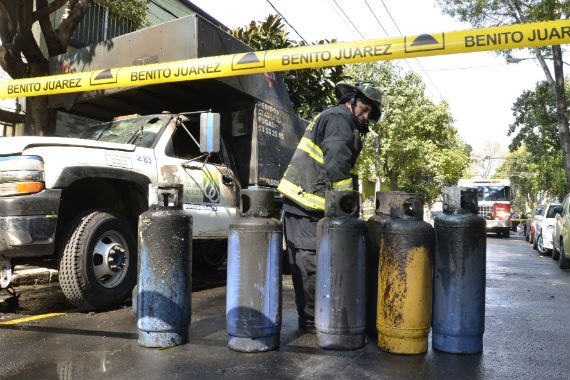 Investigadores aseguran que el transporte de sustancias tóxicas es una bomba de tiempo en el DF.  Foto: Cuartoscuro. 