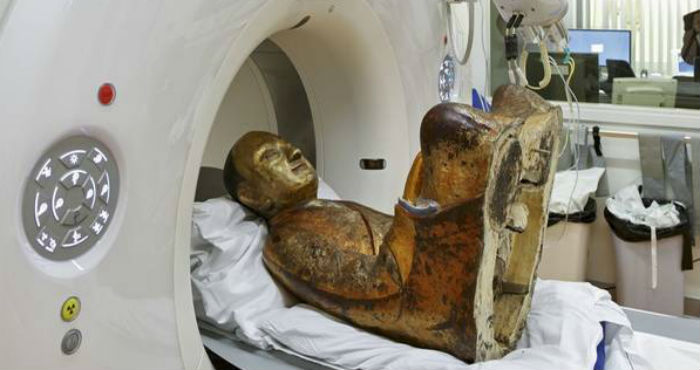 La estatua china durante la tomografía. En su interior está el cuerpo del monje Liuquan. Crédito: Meander Medical Center