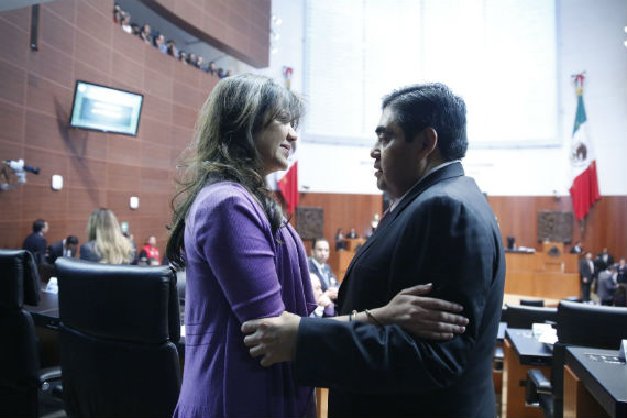 Mónica Arriola, hija de Elba Esther Gordillo y Senadora del PANAL, con Miguel Barbosa, Senador del PRD. Foto: Cuartoscuro