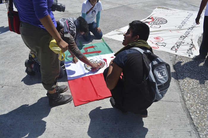 Normalistas pintan un 43 en la bandera la la izan en Iguala Foto: Cuartoscuro