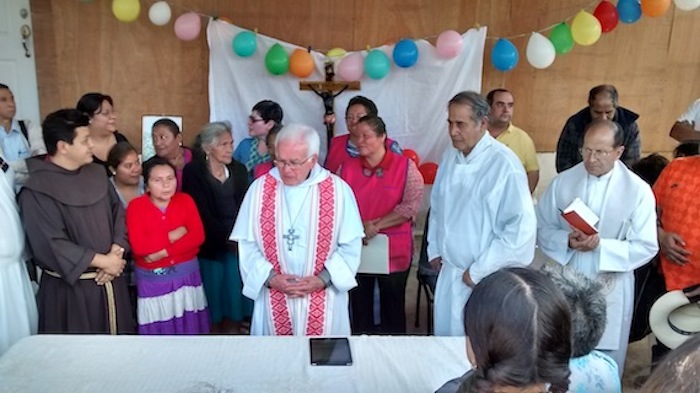 El Obispo Raúl Vera encabezó la misa en Las Patronas. Foto: Ignacio Carvajal, BlogExpediente