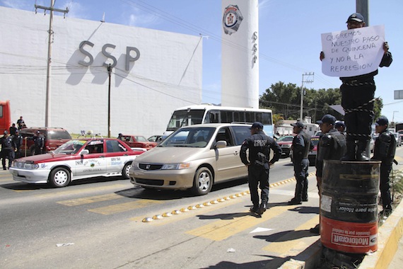Frente al cuartel, ubicado en Santa María Coyoteoec, un elemento fue amarrado en un poste de luz ubicado en el camellón de la carretera federal 175 Foto: Cuartoscuro