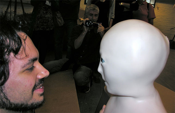 Telenoid, el humanoide minimalista desarrollado por Hiroshi Ishiguro