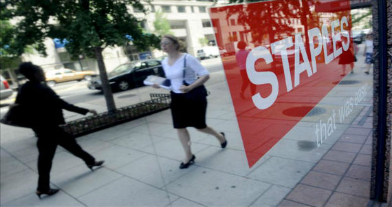 Staples, valorada en casi 11 mil millones de dólares, cuenta en la actualidad con más de 2 mil locales repartidos por 26 países, mientras que Office Depot está valorada en unos 4 mil 100 millones de dólares y tiene unas 2 mil tiendas en medio centenar de países. Foto: EFE