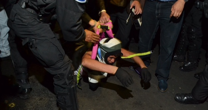 Uno de los detenidos. Foto: Ariana Pérez, SinEmbargo