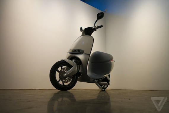 No es necesario un automóvil para entrar al mercado de vehículos. Una moto como Gogoro podría ser una alternativa. Foto: The Verge