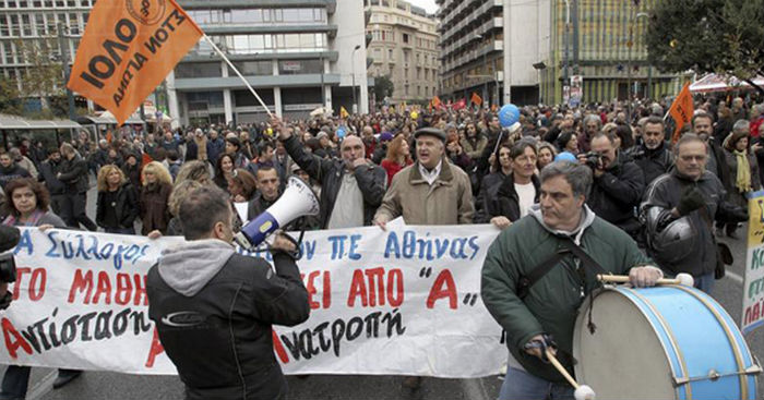 La crisis económica saco a millones de griegos de sus casas, para protestar en las calles. Foto: EFE
