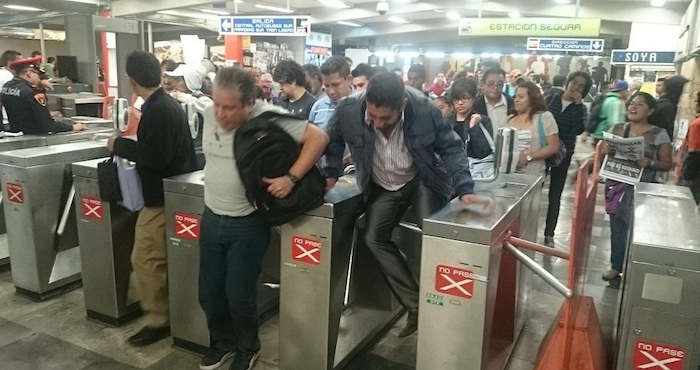Usuarios del Metro llevaron a cabo el #Posmesalto como parte de la jornada de protestas por Ayotzinapa. Foto: Twitter @Coordinadora1DM