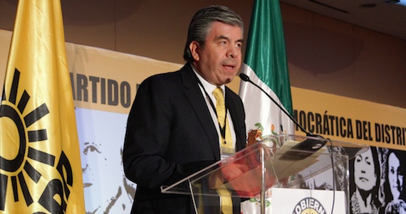 Raúl Flores, dirigente del PRD en el DF dijo que no ha conversado ni con Beltrones ni con Elba Esther. Foto: Cuartoscuro