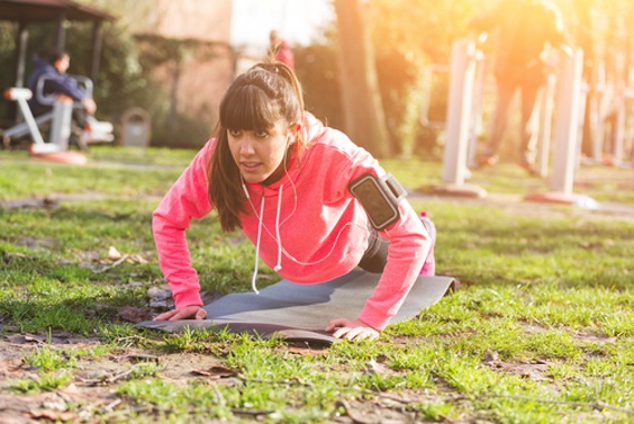Cada vez son más las personas que deciden monitorear su actividad física con gadgets. Foto: Shutterstock