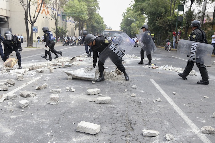 Personal de la Delegación Iztapalapa realizaron un operativo de recuperación de vialidades en la colonia Nueva Rosita. Foto: Cuartoscuro